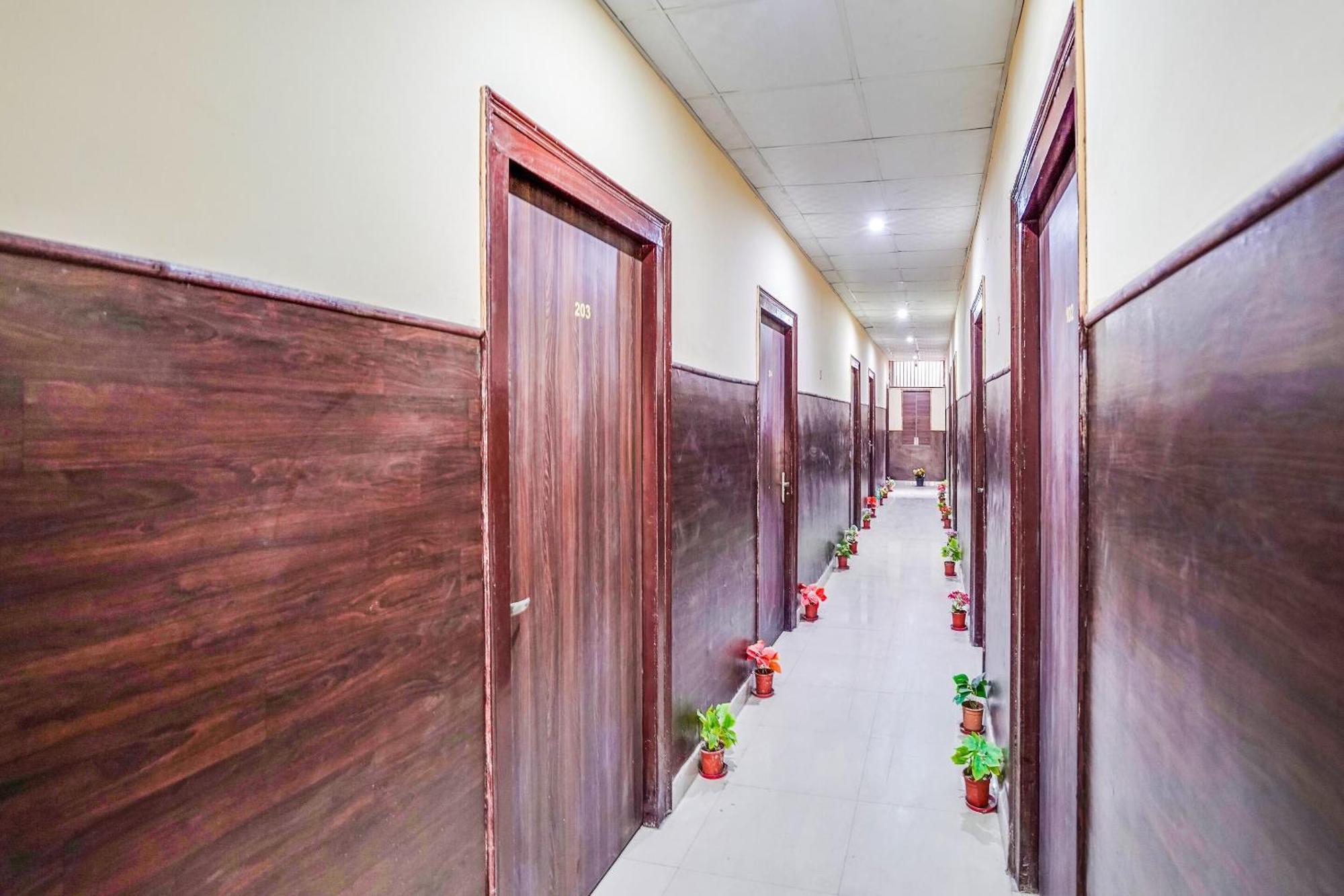 Hotel O Dream Palace Inn Noida Kültér fotó